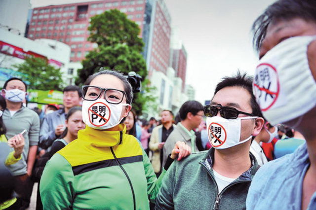 NIMBY protesters wearing facemasks during a protest against a PX plant in Kunming. Source: China News Service