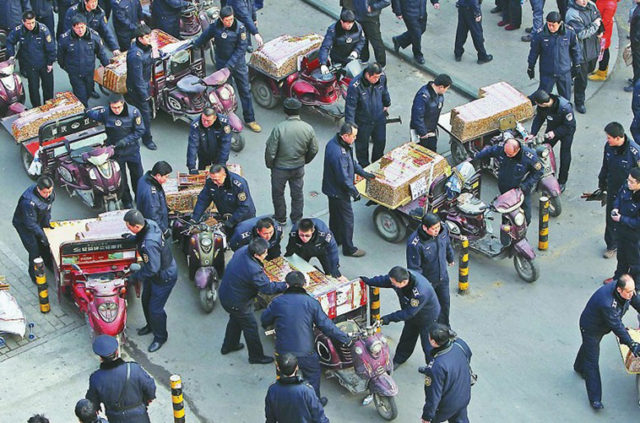 Xinjiang qiegao on tricycles with Uyghur sellers in December 2012. Source: News.house365