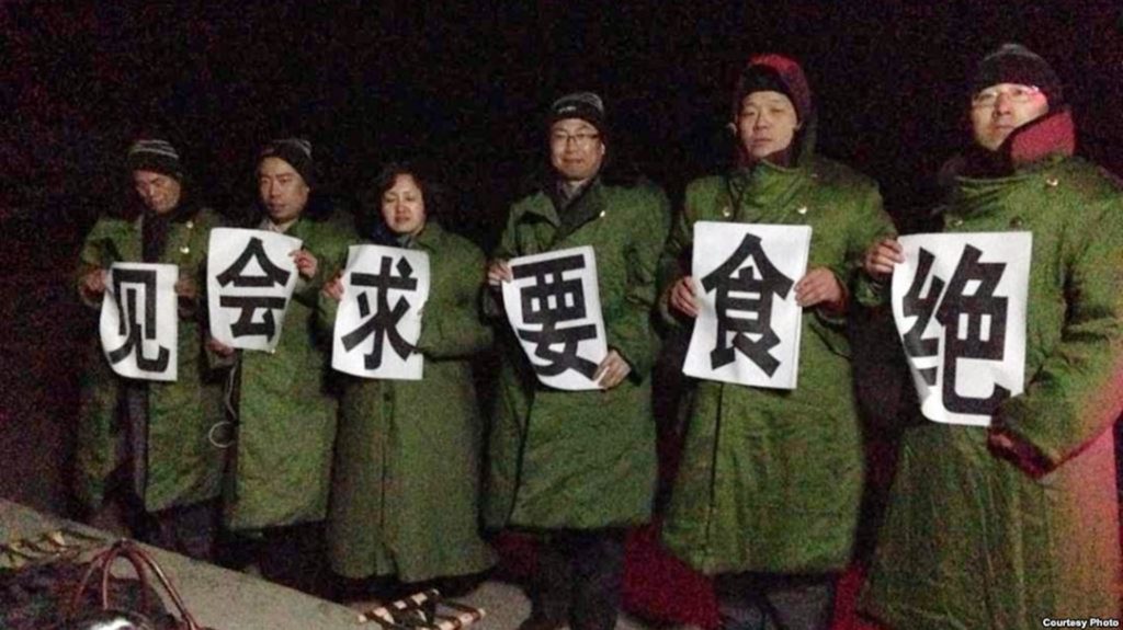 On 21 March 2014, a group of human rights lawyers were arrested in Jiansanjiang, Heilongjiang province, after they visited a black jail. On 25 March, six lawyers began a hunger strike outside the Qixing Detention Centre when their request to meet with the detained lawyers was refused Photo: voanews.cn