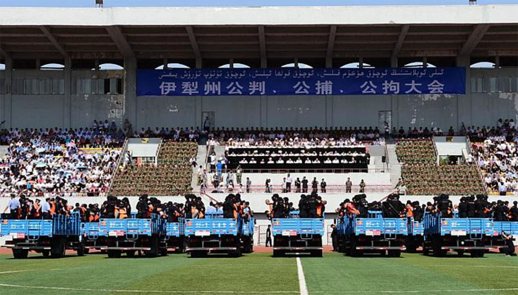 On 27 May 2014, fifty-five people were sentenced at a mass trial in Yili, Xinjiang Uyghur Autonomous Region. At least three people were sentenced to death. Others were jailed for murder, separatism and organising or participating in terror groups. Xinhua claimed that around 7,000 locals and officials withnessed the mass sentencing Photo: voanews.com